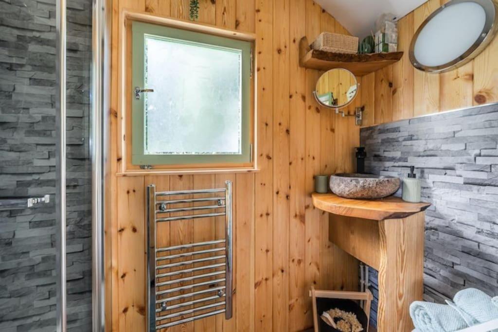 Spinney Retreats - 2 X Unique Shepherds Huts Dog Friendly نورث هامبتون المظهر الخارجي الصورة