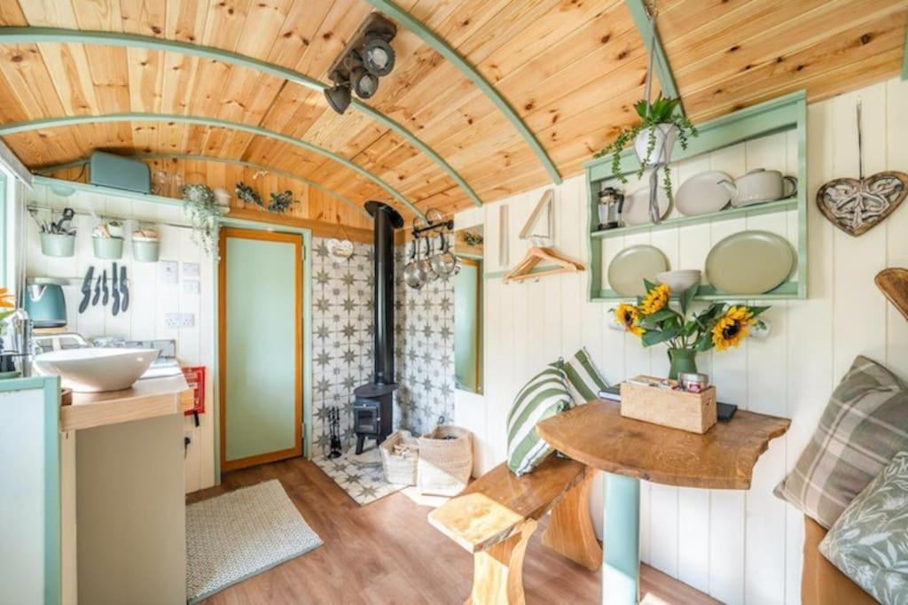 Spinney Retreats - 2 X Unique Shepherds Huts Dog Friendly نورث هامبتون المظهر الخارجي الصورة