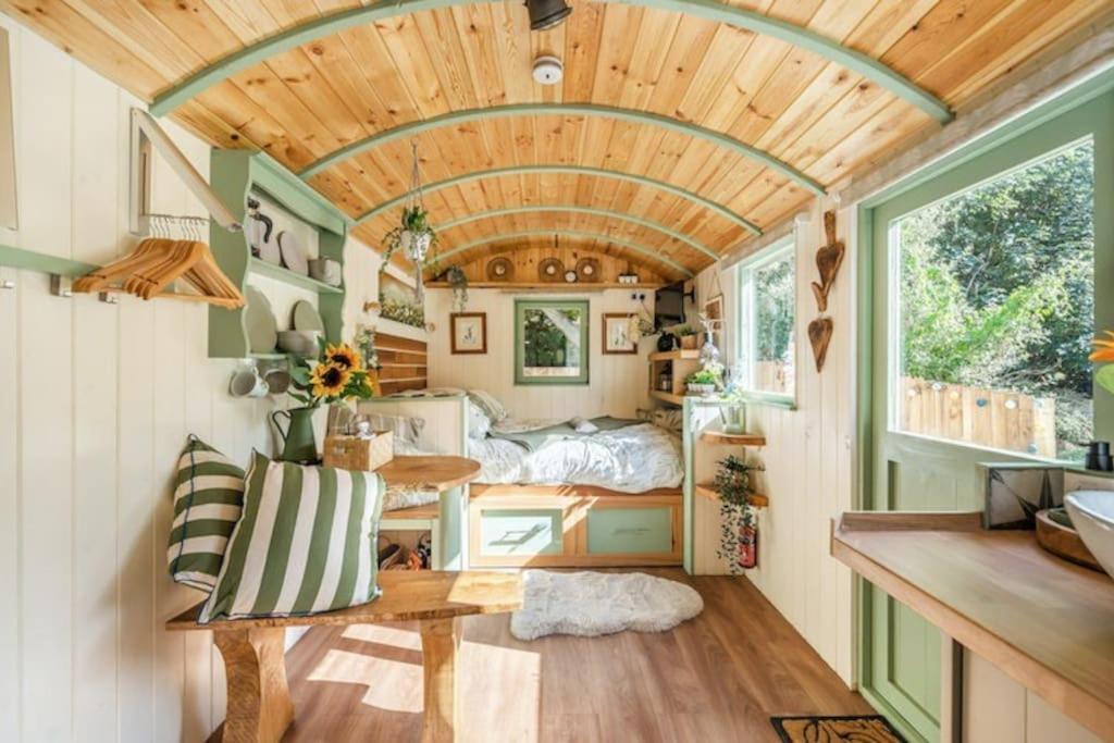 Spinney Retreats - 2 X Unique Shepherds Huts Dog Friendly نورث هامبتون المظهر الخارجي الصورة